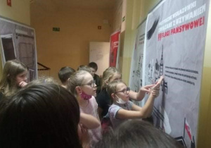 Dzieci poznają historię używania barw białej i czerwonej w polskiej tradycji.